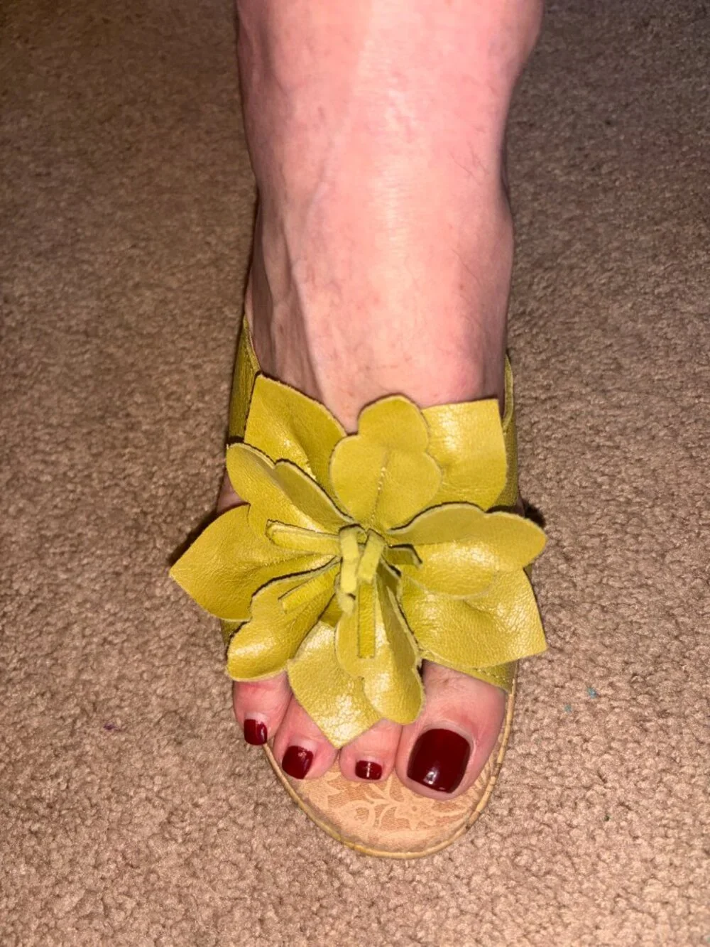 Born b.o.c. Avocado Green Leather Flower Top Leather Wedge Sandals 9
